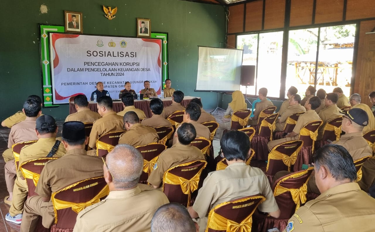 Suasana bimtek dan penyuluhan yang digelar AKD Kecamatan Ujungpangkah dengan menghadirkan Kajari Gresik Nana Riana dan perwakilan Polres Gresik. SP/M Aidid 