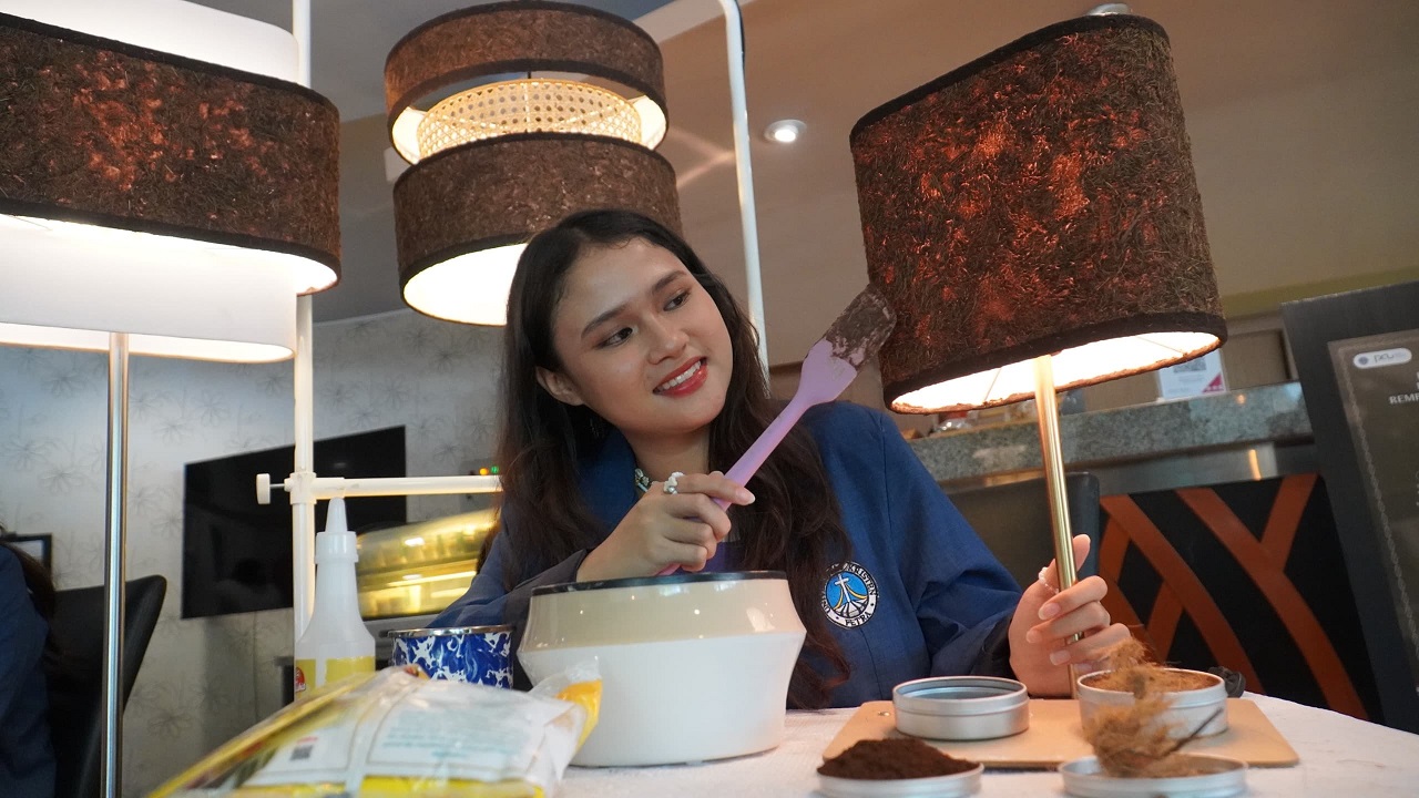 Ingrid Georgina Henriette Payangan, lulusan Interior Design PCU asal Sorowako, Sulawesi Selatan, memberikan solusi nyata bagi permasalahan sampah dan limbah. SP/ Zisti