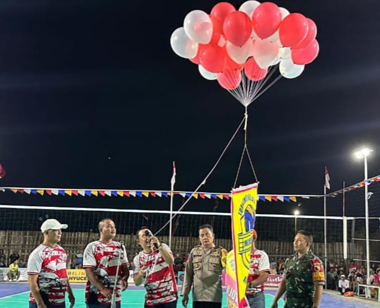 Camat Driyorejo Muhammad Amri dan anggota muspika saat pembukaan turnamen bola voli Kades Mojosarirejo Cup 2024. SP/M Aidid