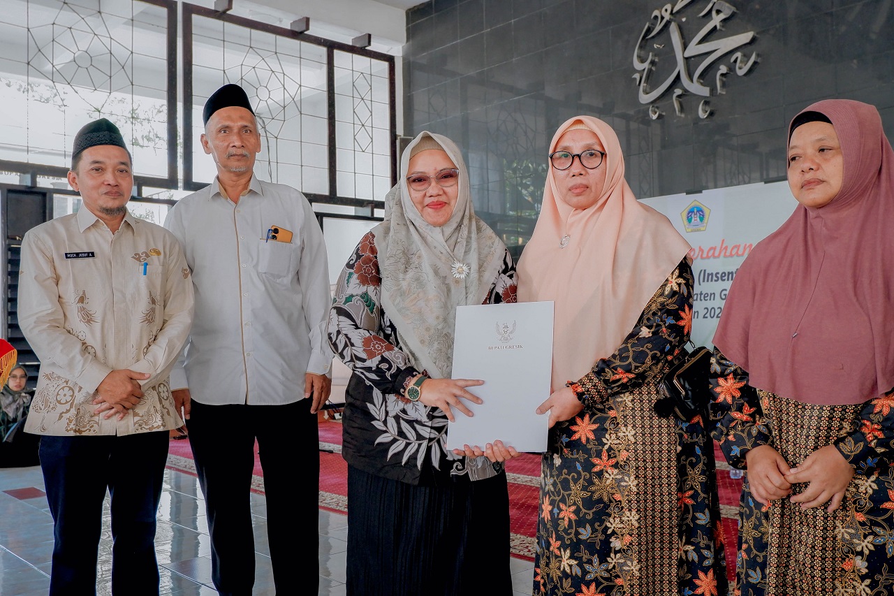 Wabup Gresik Aminatun Habibah secara simbolis menyerahkan uang tunjangan kehormatan bagi 1.067 penghafal Alquran. SP/ M.Aidid