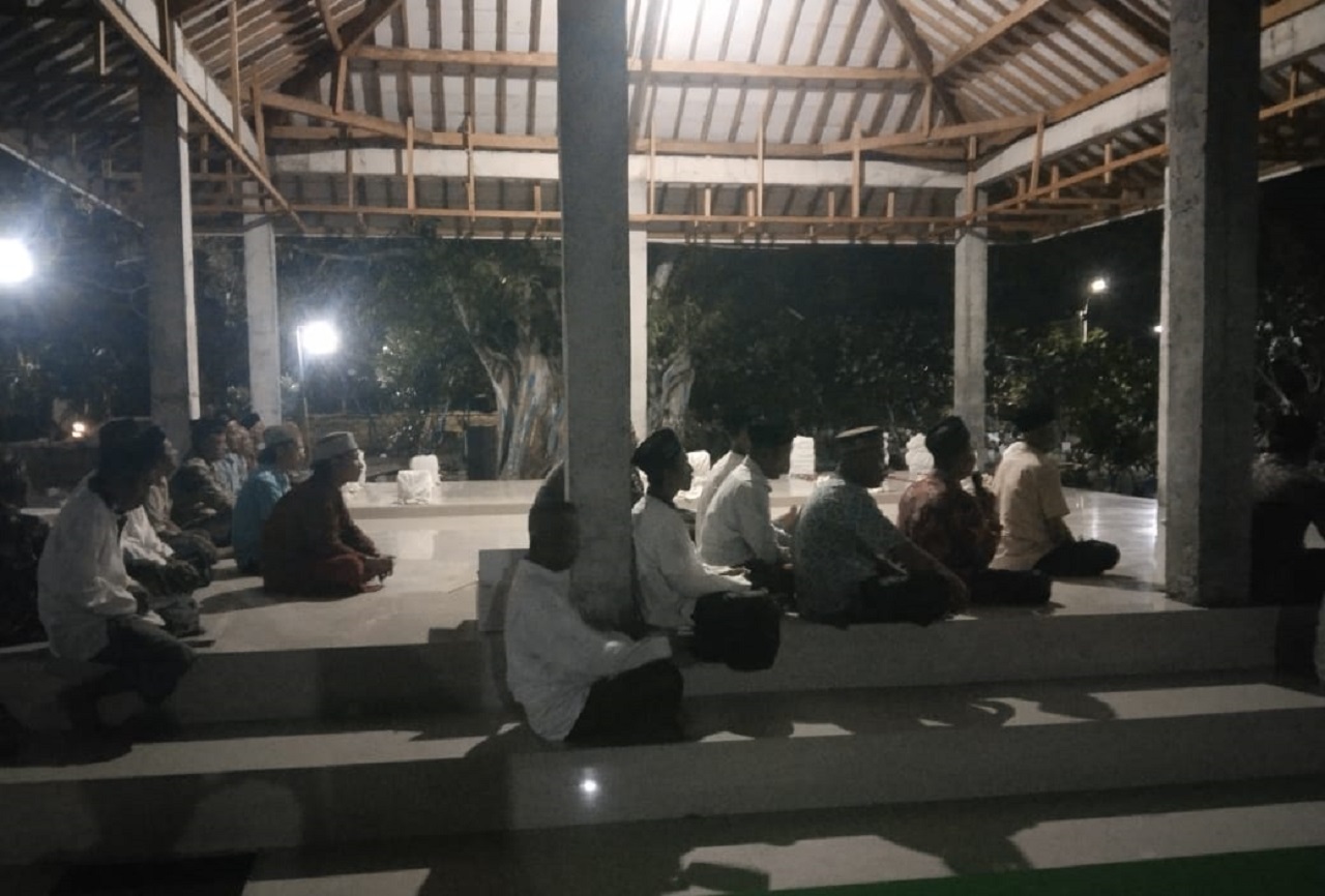 Gelaran tahlil dan do'a bersama di makam Mbah Gagah Sifat yang letaknya tidak jauh dari Desa Kalidawir, Kecamatan Tanggulangin, Sidoarjo. SP/ HIKMAH