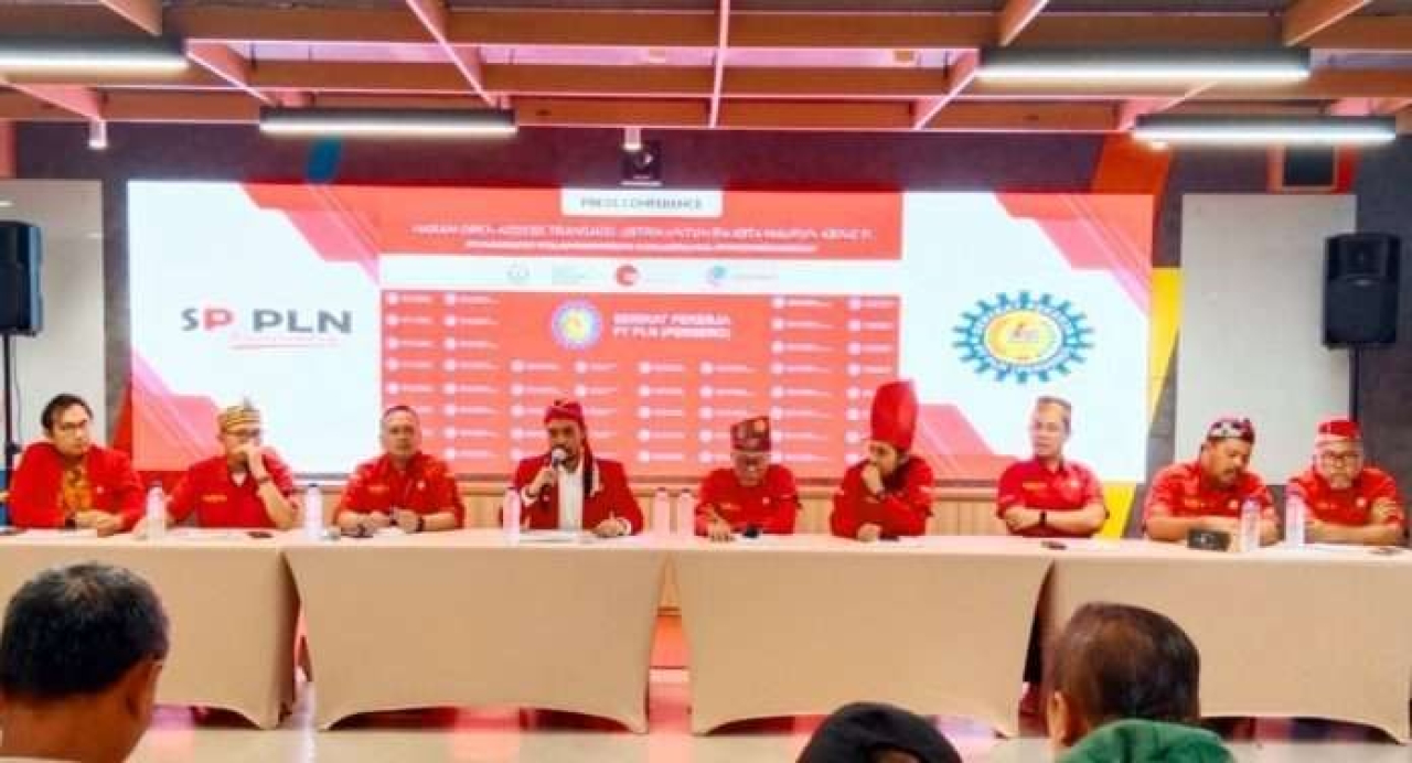 Masyarakat berkerumun saat adanya penemuan jenazah yang tinggal menyisakan tulang belulang di Dusun Bendungan, Desa Pesawahan, Kecamatan Porong, Sidoarjo. SP/ HIKMAH