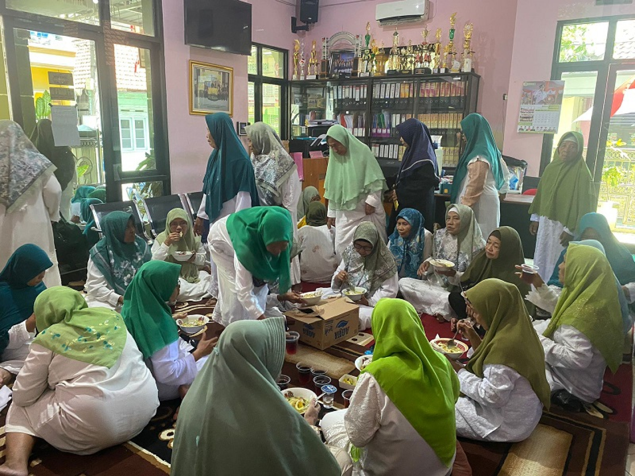 Suasana keakraban para lansia yang tergabung dalam Karang Werda Syifa'ul Qulub usai menggelar acara sholawatan menyambut Maulid Nabi SAW. SP/ M. Aidid