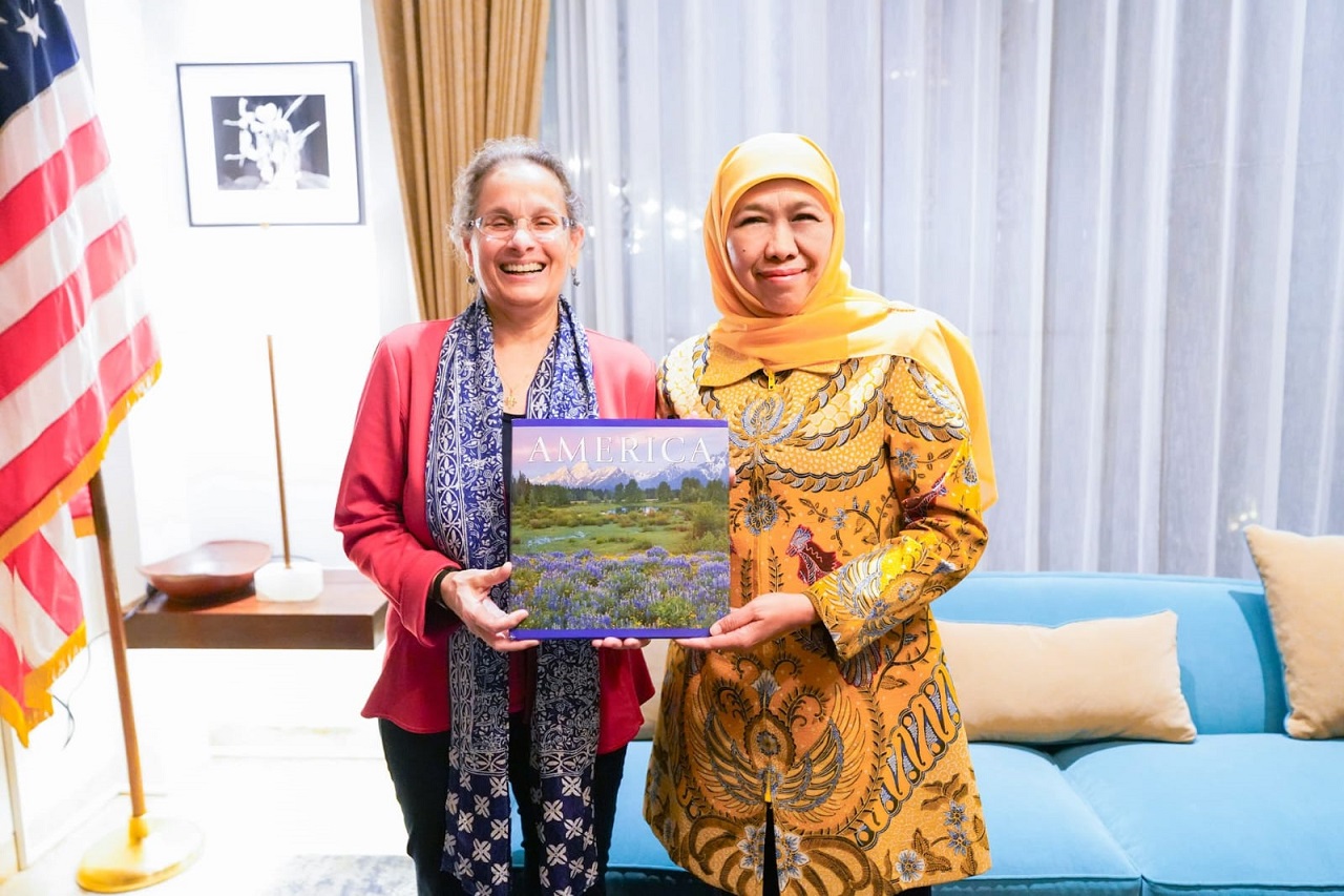 Khofifah bersama Dubes Amerika untuk Indonesia HE. Kamala Shirin Lakhdhir di Surabaya, Minggu (08/09/2024). SP/ RIKO