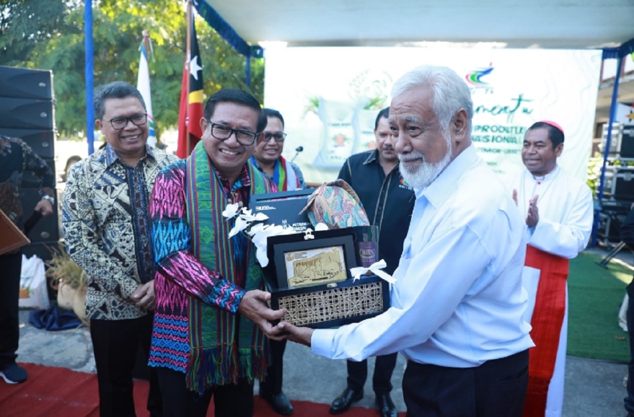 Dirut PG, Dwi Satriyo Annurogo (2 dari kiri) bersama Perdana Menteri Timor Leste, Xanana Gusmão (kanan, depan) dan pejabat terkait pada Peluncuran Beras Nasional Perdana di Dili, Timor Leste. SP/PG