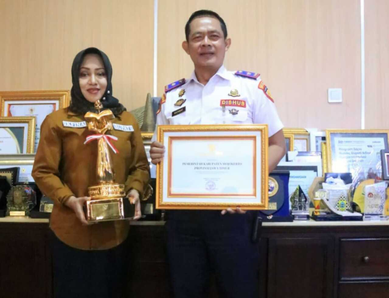 Bupati Ikfina Fahmawati didampingi Kepala Dinas Perumahan Rakyat, Kawasan Permukiman dan Perhubungan (DPRKP2) Kabupaten Mojokerto, Rachmat Suharyono, membawa penghargaan WTN 2024. SP/ DWI