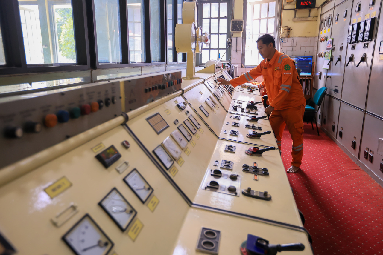 Petugas PLN Indonesia Power mengatur operasi PLTA Bengkok, di Bandung. Foto/Humas PLN