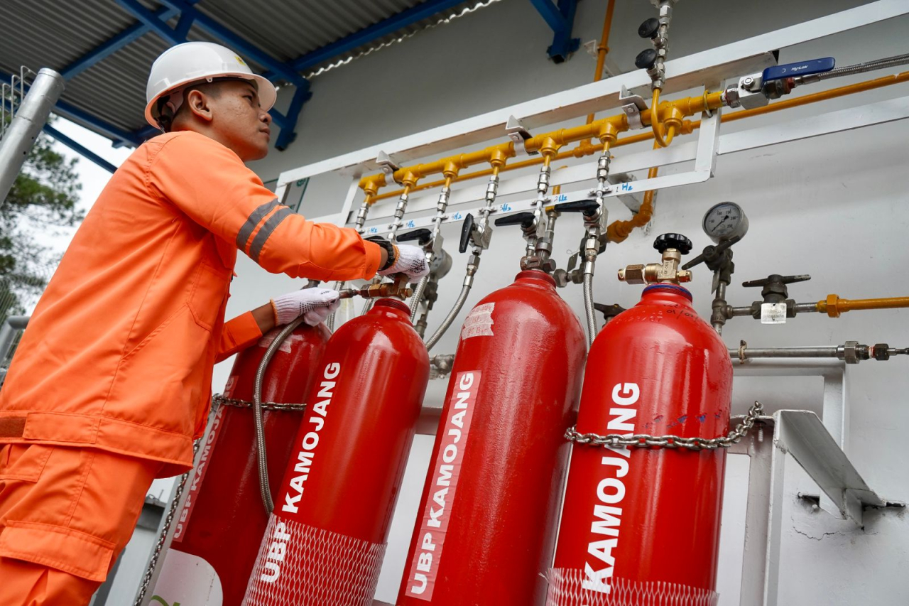 Petugas PLN IP melakukan pengisian tabung hidrogen hijau yang dihasilkan dari PLTP Kamojang. Foto/Humas PLN