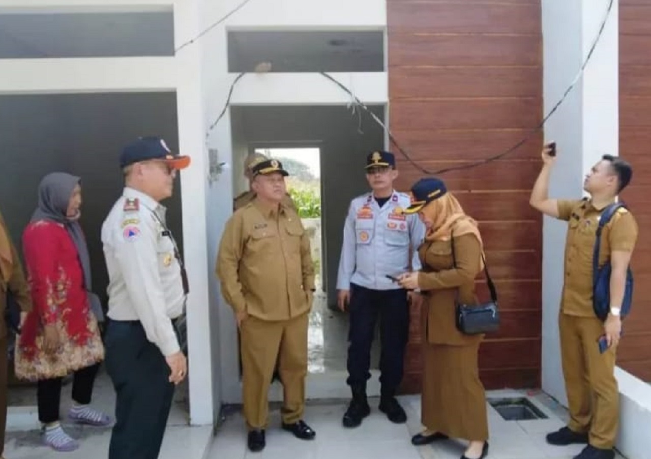 Kepala DPRKP2 Kabupaten Mojokerto Rachmat Suharyono bersama Sekdakab Mojokerto Teguh Gunarko melakukan survei rumah layak huni bagi korban terdampak longsor Ngembeh beberapa waktu lalu. SP/ DWI