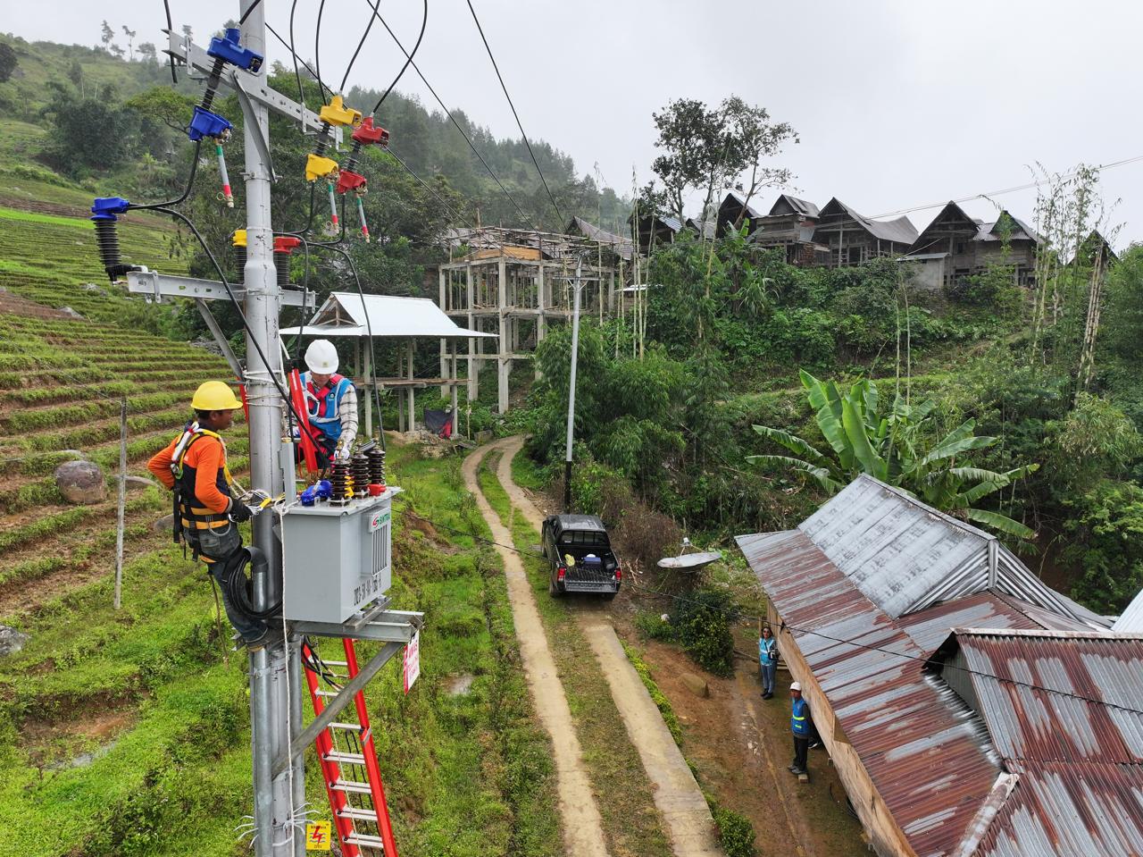 Petugas PLN tengah melakukan pekerjaan Jaringan Tegangan Menengah (JTM) untuk melistriki Desa Simbuang, Kabupaten Tana Toraja, Provinsi Sulawesi Selatan. Foto/Humas PLN