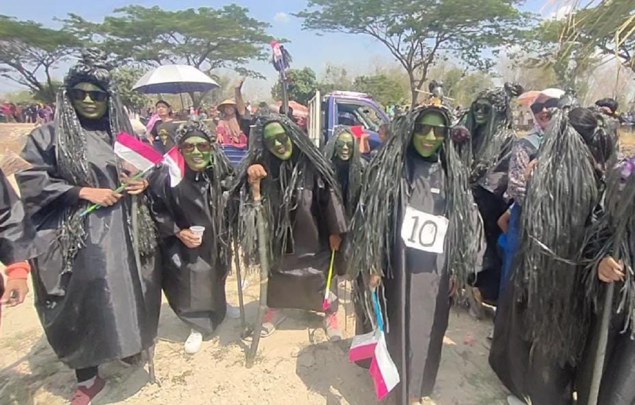 45 sosok Mak Lampir yang dikenal jahat ikut tampil di acara karnaval memperingati Kemerdekaan ke-79 RI di Desa Mojowuku, Kecamatan Kedamean, Gresik. SP/ M.Aidid