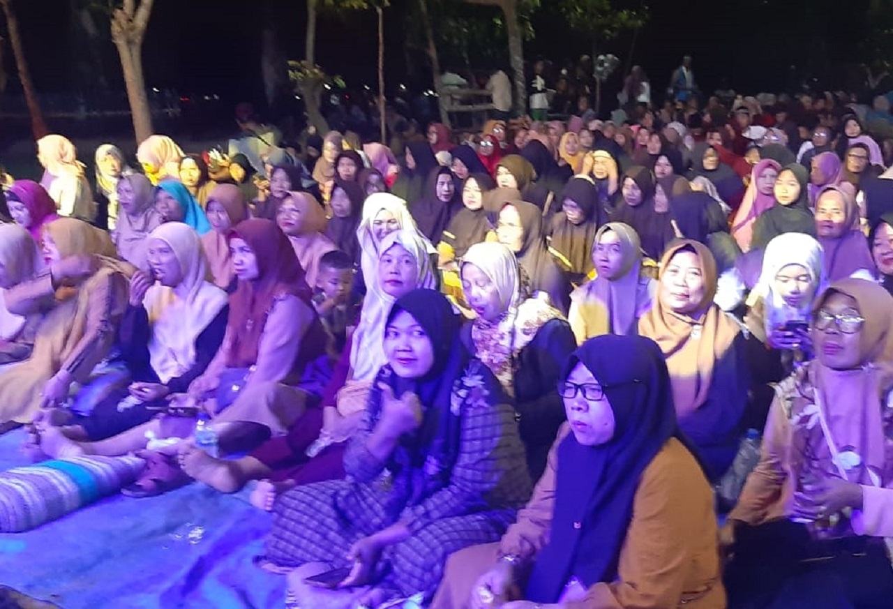 Ribuan warga saat mengikuti sholawat bersama di jalan Dusun Balongabus, Desa Balongmacekan. SP/JUM
