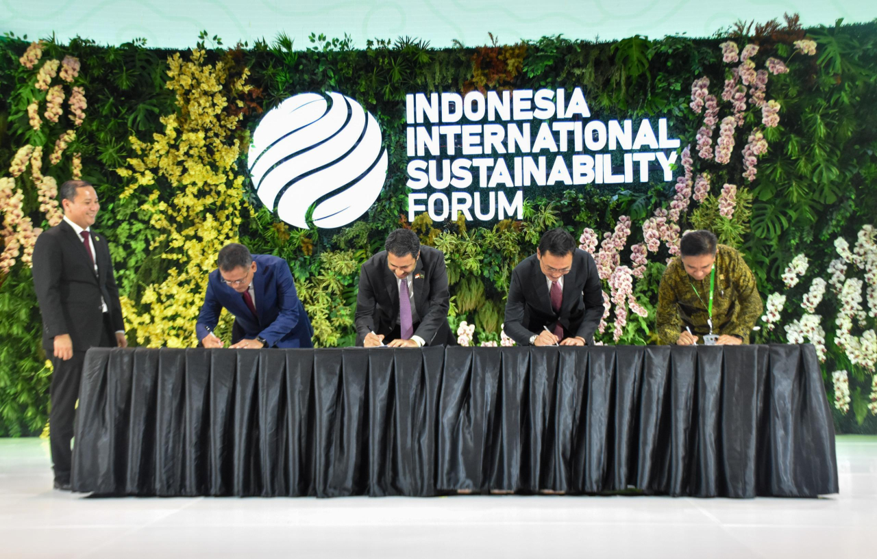 Penandatanganan HoT Perjanjian Pembelian Hidrogen Hijau yang dilakukan oleh Direktur Utama PT Pupuk Indonesia, Rahmad Pribadi (kedua dari kiri), VP South & South East Asia ACWA Power Company, Salman Baray (ketiga dari kiri), Direktur Gas dan BBM PLN Energ