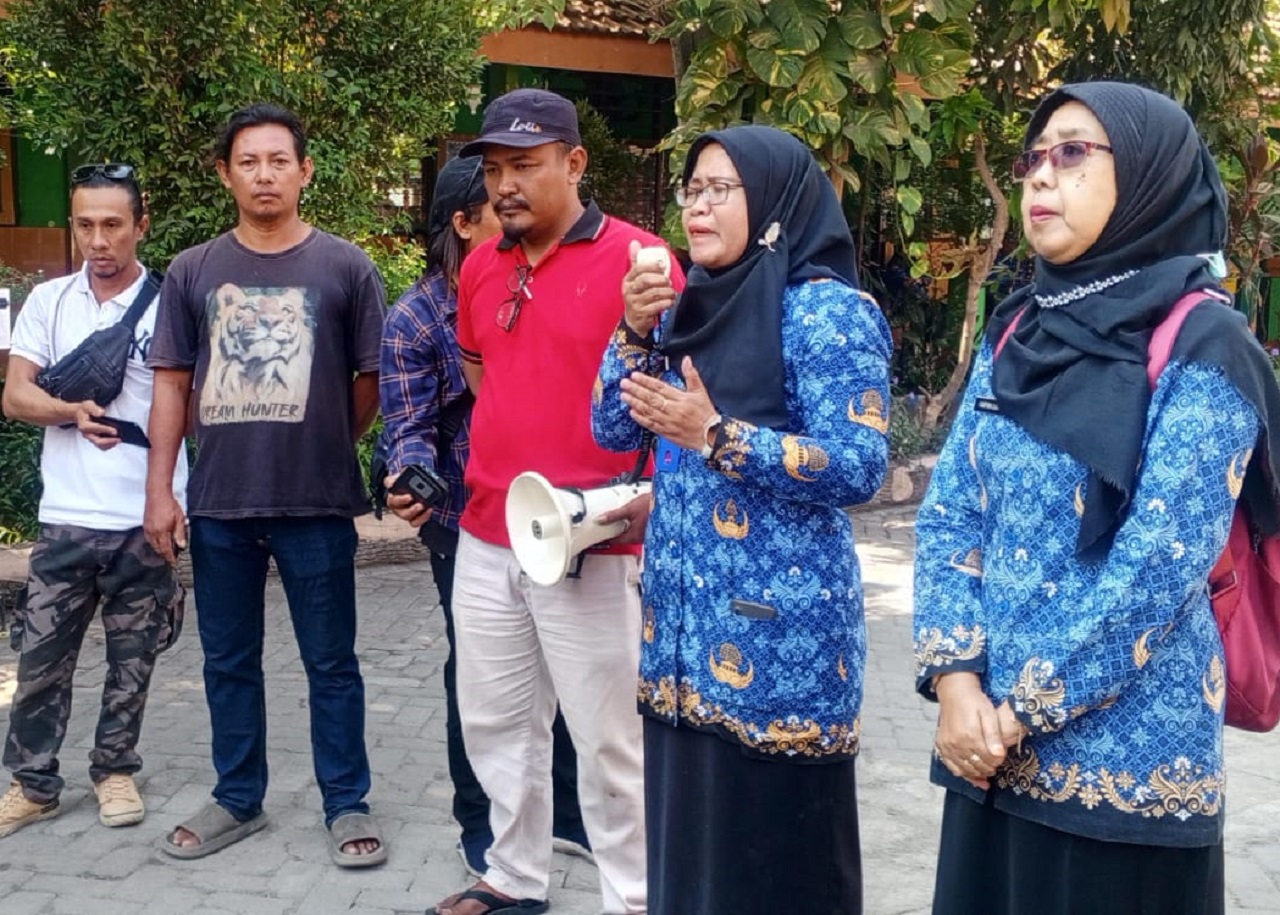 Sejumlah emak-emak melakukan aksi protes menuntut dan menolak, Sayyulidatul Uyun menjadi Plt Kepala Sekolah. SP/ HIKMAH