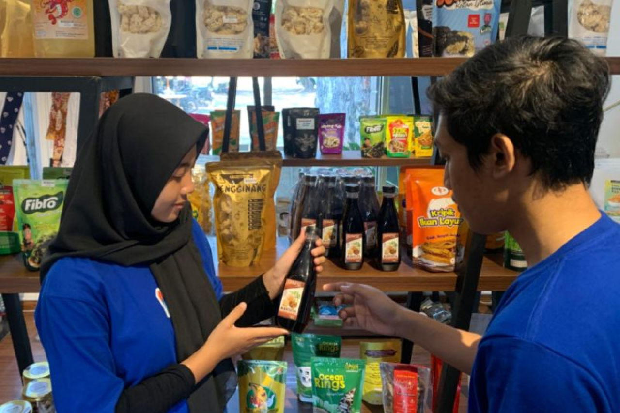 Sirop rasa buah kawista Sonaya dari Ahmad Soffa di ruang display Rumah BUMN SIG di Rembang.