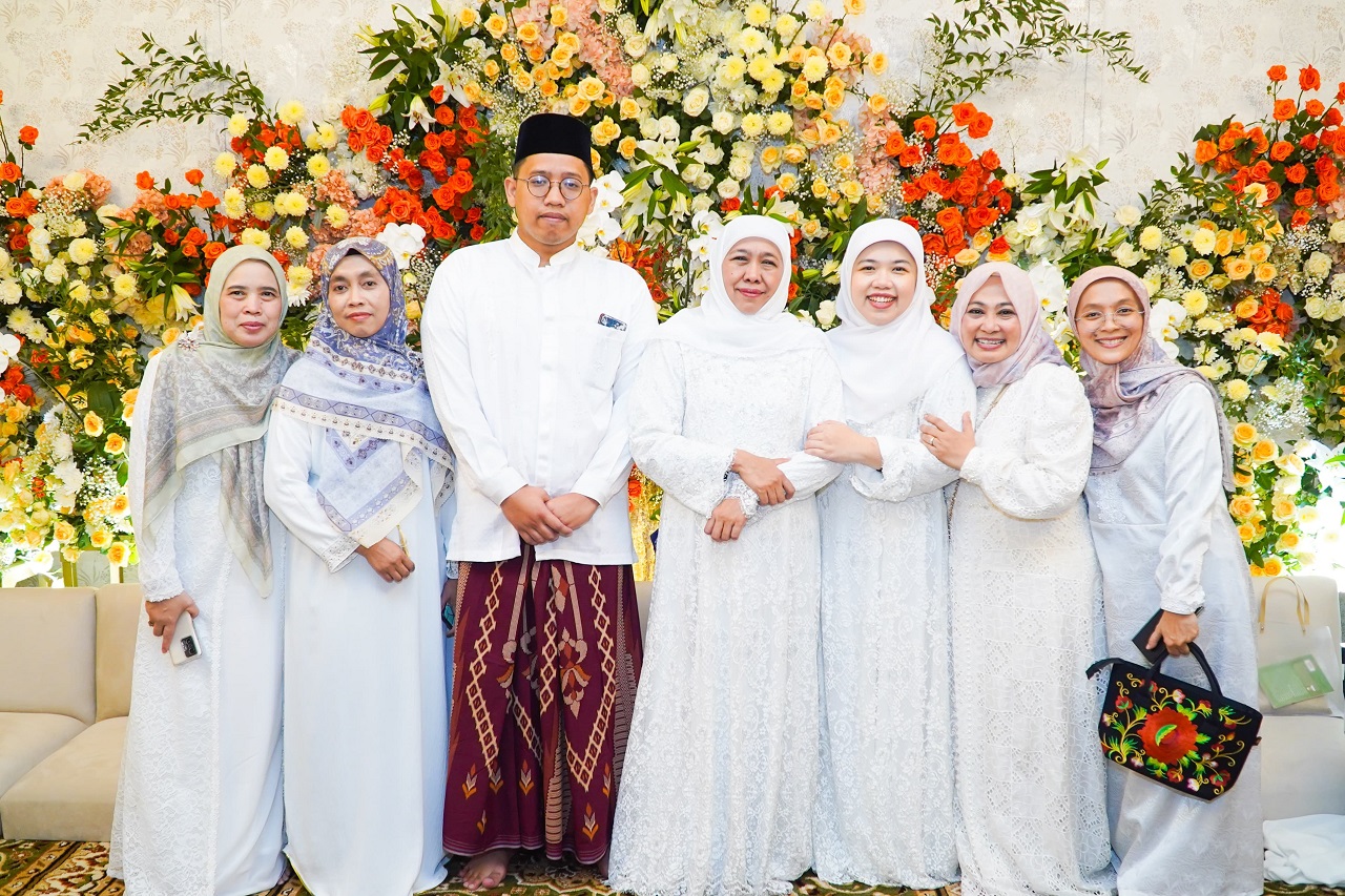 Khofifah Indar Parawansa menggelar pengajian di kediamannya di Jemursari, Kamis (19/09/2024) siang.  SP/ RIKO