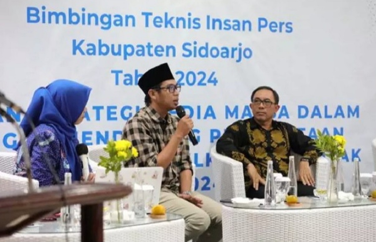 Kepala Dinas Kominfo Kabupaten Sidoarjo Dra. Noer Rochmawati M.Si, Ak, Ketua KPU Fauzan Adim pada acara Bimtek di hotel Grand Whiz Trawas. SP/ Hikmah