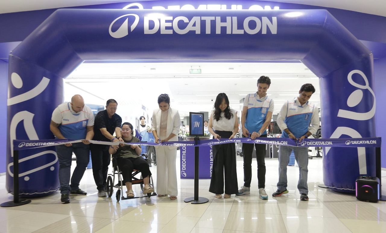 kiri ke kanan, Henry Pfisterer - CMO Decathlon Indonesia, Deepankar Sekhri - Quality Control Advisor Production Indonesia, Sujita Baruah - CEO Decathlon Indonesia, Emanoil Pupazan - Market Regional Leader Decathlon Indonesia. SP/ Al Qomarrudin