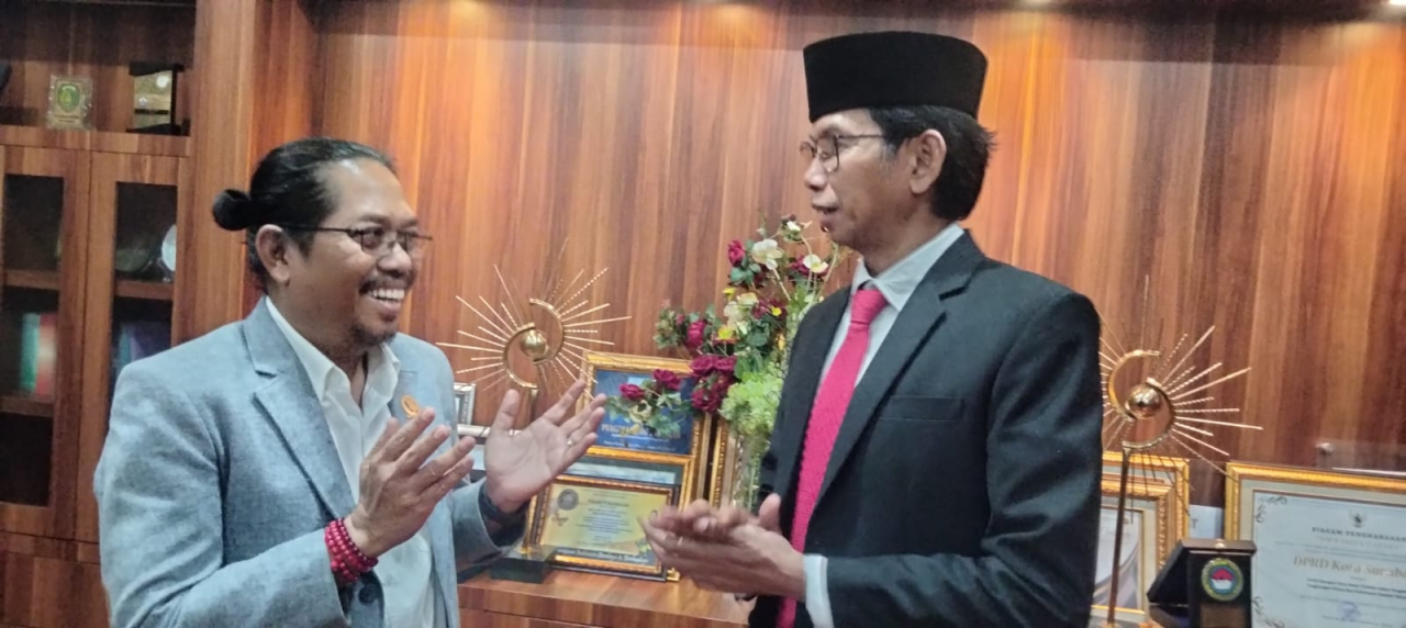 Ketua DPRD Surabaya sementara Adi Sutarwijono (Kanan) bersama Budi Leksono anggota DPRD Surabaya priode 2024-2029 yang terpilih menjadi Ketua Fraksi PDIP-PAN. SP/ Al Qomaruddin