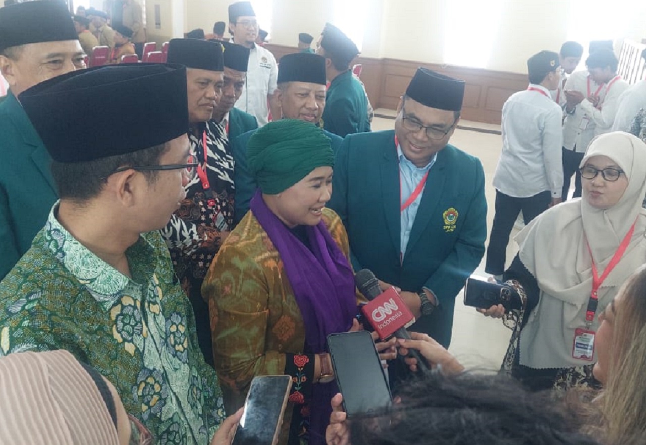 Cagub Jatim Luluk Nur Hamidah didampingi Ketua DPW LDII Jatim KH Moch Amrodji jumpa pers usai memberi paparan di hadapan ratusan peserta Rakorwil LDII di Aula Gedung DPD LDII Kabupaten Gresik, Selasa (24/09/2024). SP/ M. Aidid