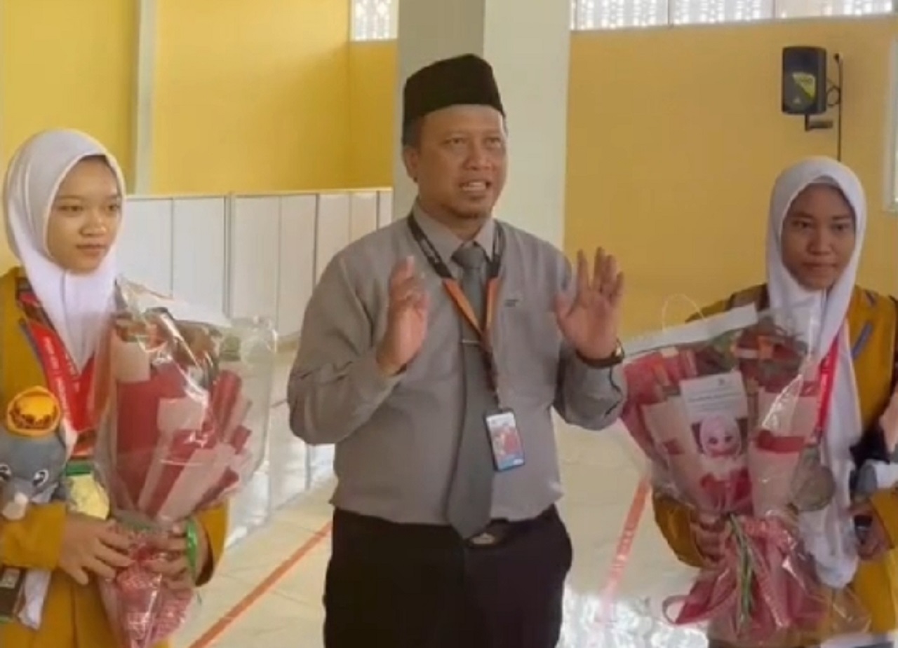 Dua atlet kontingen Jatim pada PON XXI Aceh-Sumut yang notabene siswi SMA Muhammadiyah 1 Gresik, Alma Ariella Tsany dan Aisyah Nur Ramadhani saat disambut Kepala Smamsatu Ainul Muttaqin ketika keduanya kembali ke sekolah. SP/ M. Aidid