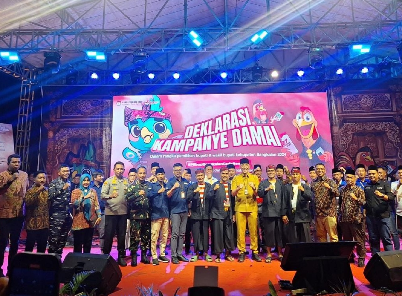 Forkopimda Bangkalan beserta Kpu-bawaslu-parpol dan Paslon deklarasi damai di halaman Stadion SGB. SP/ WAH