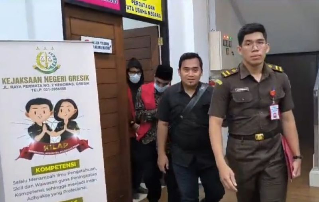 Ketua BPD Roomo Nurhasim saat digelandang petugas Kejari Gresik menuju Rutan Banjarsari, Cerme, Kamis (26/9) malam.