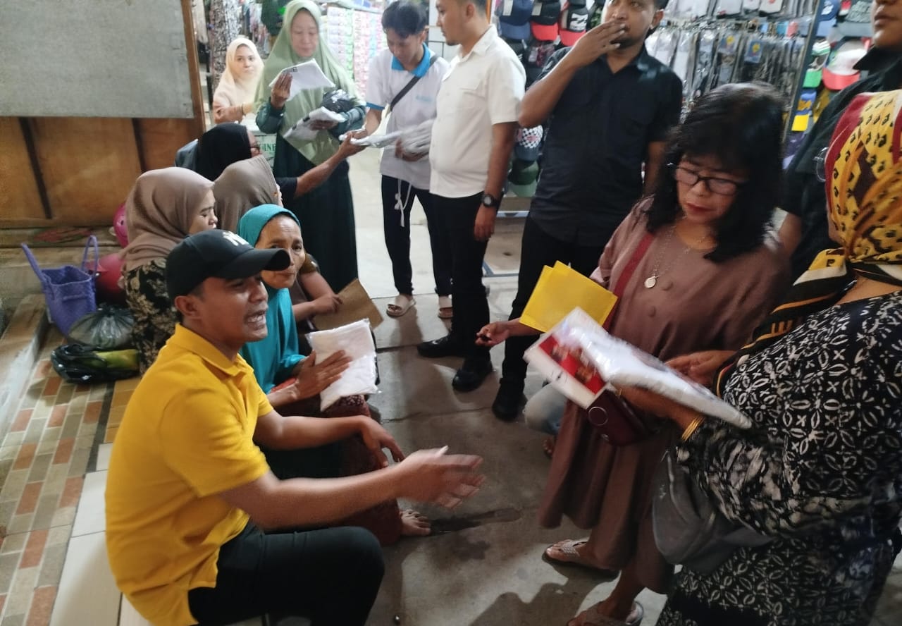 Lukman Hakim saat mendengarkan keluhan pedagang Pasar KLD