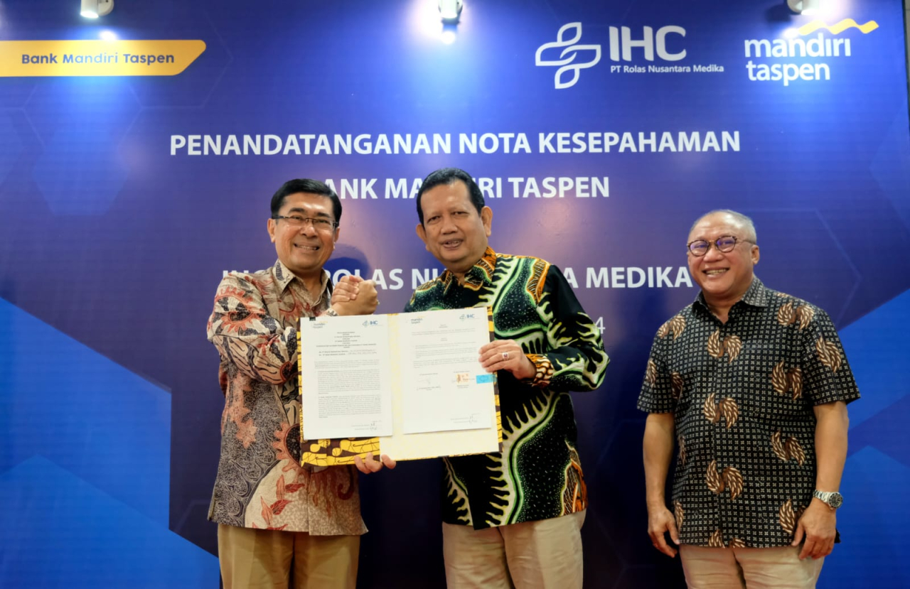 Direktur Bisnis Bank Mandiri Taspen, Maswar Purnama bersama dengan Direktur IHC PT ROLAS Nusantara Medika, Syamsul Bahri, disaksikan oleh Komisaris IHC PT ROLAS Nusantara Medika, Bachtiar Novianto saat penandatanganan MoU antara Bank Mandiri Taspen dan IH