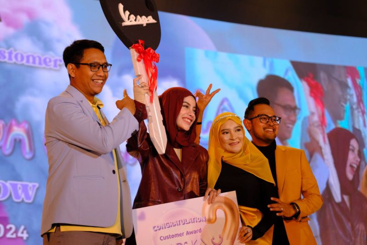 Pemberian apresiasi kepada Emy Aghnia, pemilik Bye Bad Skin, yang telah menjadi customer setia PT Kosmetika Global Indonesia.