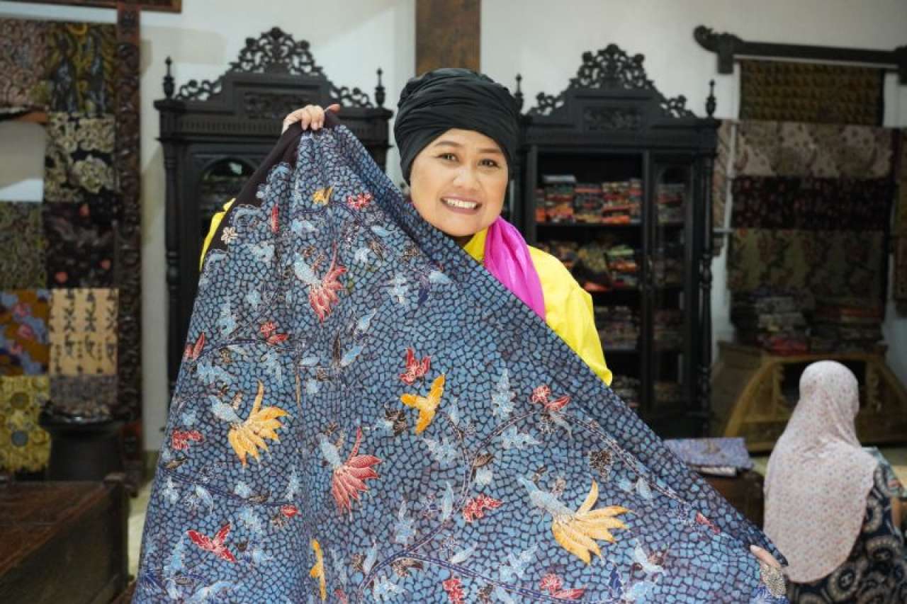 Luluk saat menunjukkan batik Tanjung Bumi kepada Wartawan