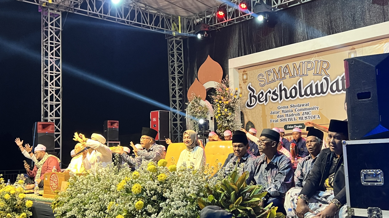 Mbak Vinanda saat bersholawat bareng Habib Jafar di Semampir Art Festival