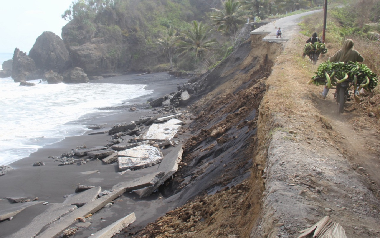 Jalan penghubung kecamatan di Lumajang ambles kena abrasi. SP/ LMJ