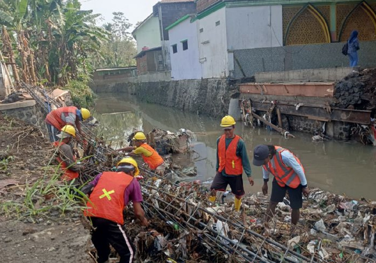 Penampakan proyek jembatan di Malang hanyut terseret banjir akibat diguyur hujan deras, Selasa (24/09/2024). SP/ JKT 