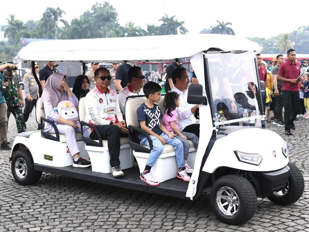 Presiden Jokowi menyetir sendiri mobil golf didampingi 2 cucunya, Jan Ethes dan La Lembah Manah, di Pesta Rakyat HUT ke-79 TNI di Monas.