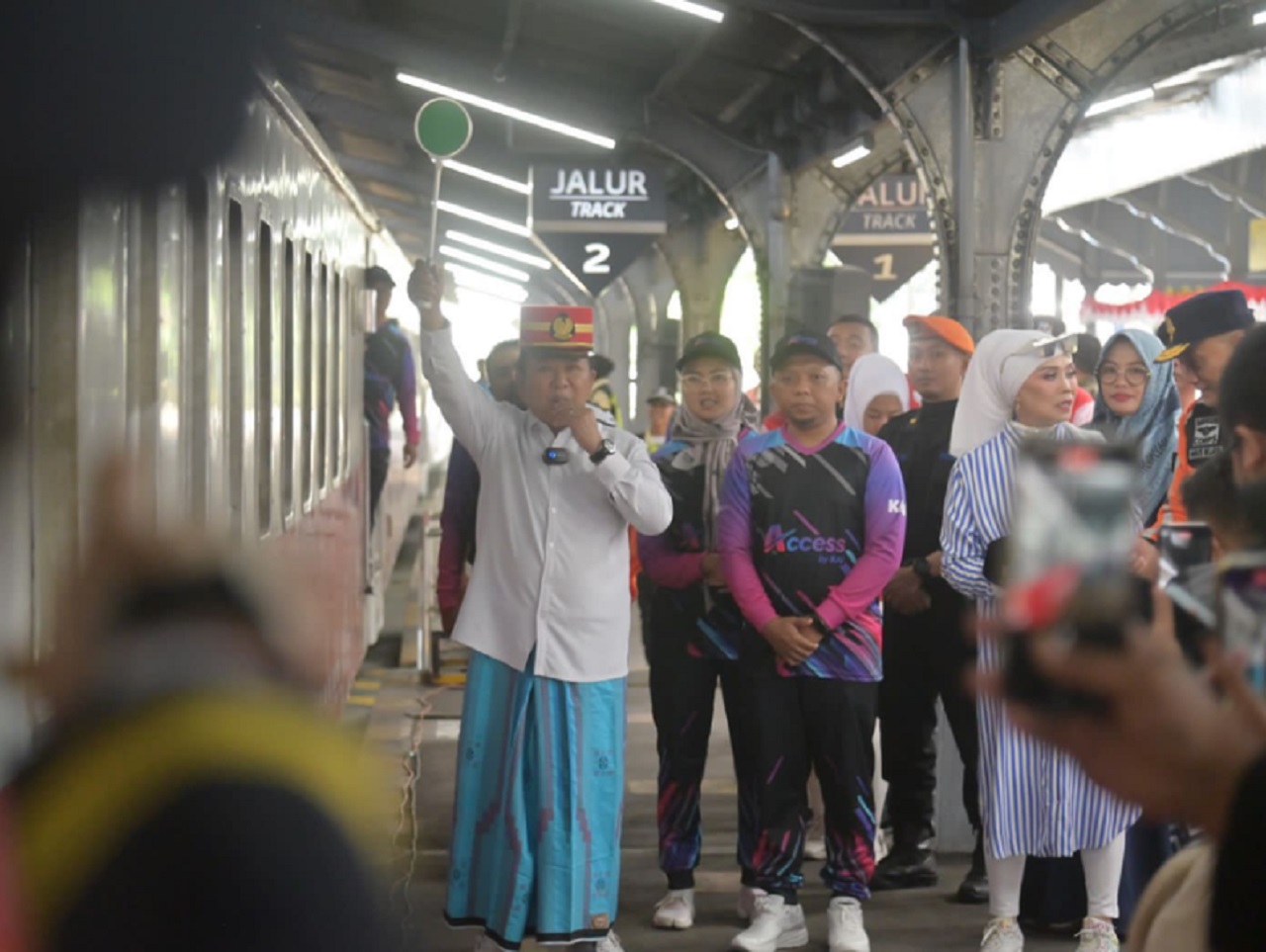 Bupati Jember Hendy Siswanto didampingi Vice President KAI Daop 9 Jember Hengky Prasetyo saat memberangkatkan peserta Tajemtra yang menggunakan angkutan gratis kereta di Stasiun Jember. SP/ JBR