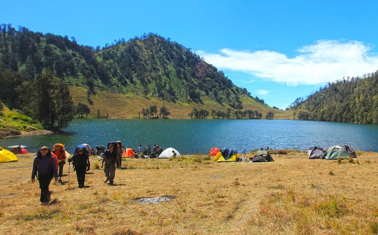 Keindahan kawasan Ranu Regulo yang dipenuhi wisatawan untuk mendaki dan sekedar camping. SP/ LMJ
