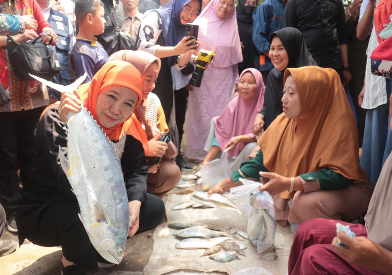 Khofifah menunjukkan Ikan jualan para pedagang di Pasar Tuban, Sabtu 28/9/2024.