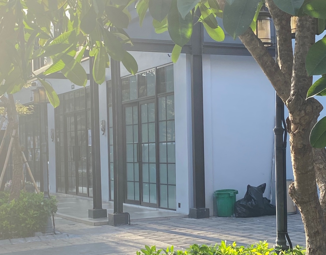 Lokasi Ruko Tierra SOHO Blok B-09 yang berada di kawasan Darmo Harapan Surabaya Barat terlihat tertutup dan diduga dijadikan praktik judi kasino gelap.