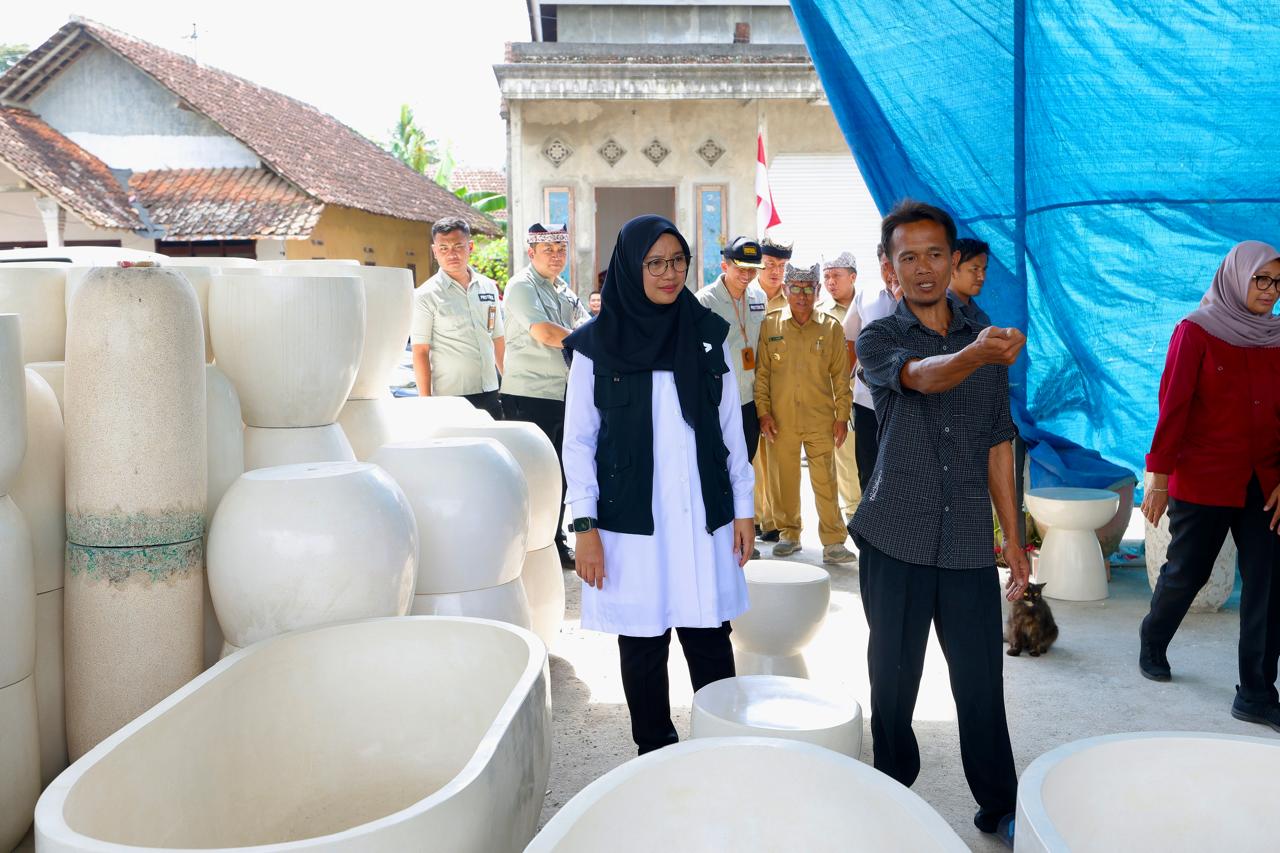 Bupati Ipuk saat mengunjungi rumah produksi limbah plastik di banyuwangi, Jawa Timur. SP/ BYW