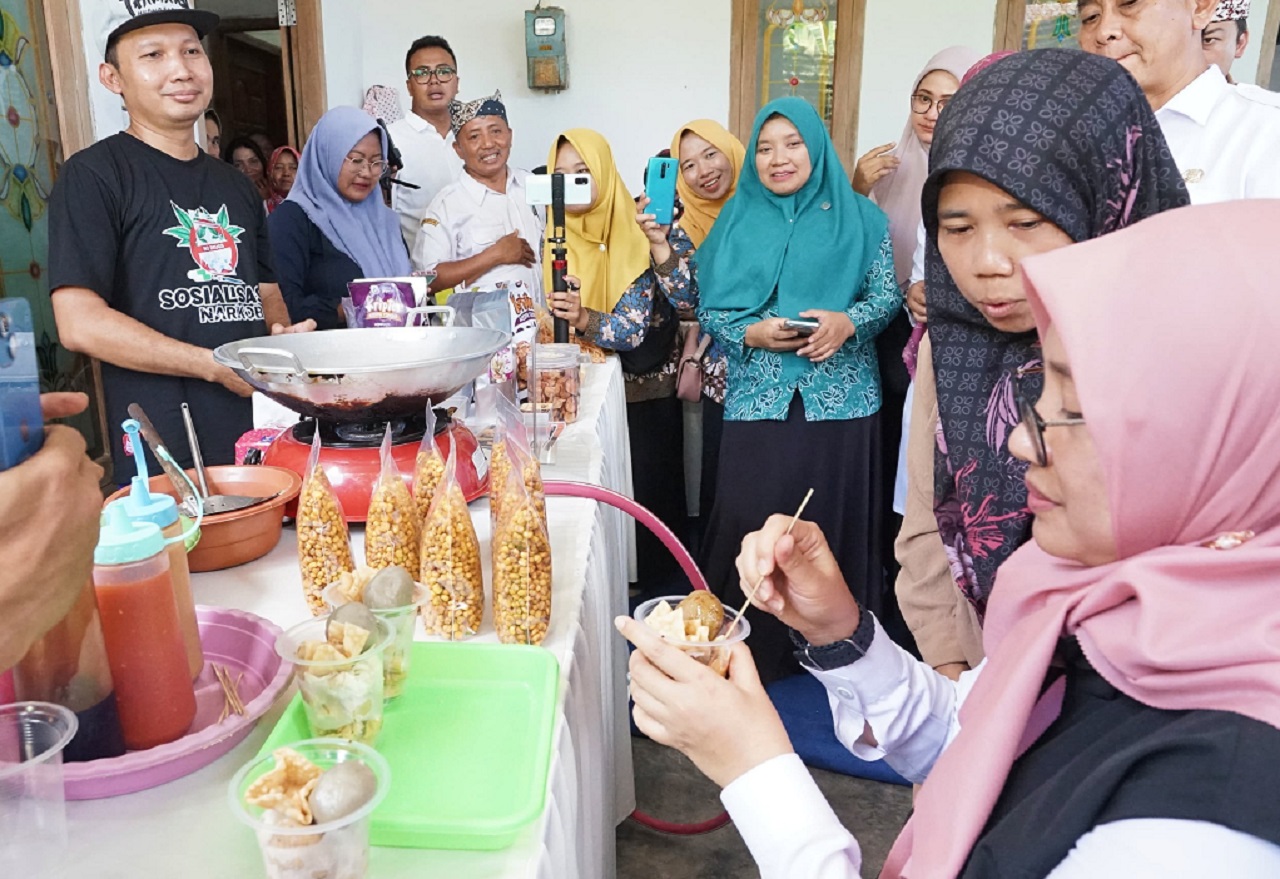 Bupati Ipuk kunjungi pelaku usaha Program Kanggor Riko, salah satu program bantuan penguatan ekonomi bagi rumah tangga miskin (RTM). SP/ BYW