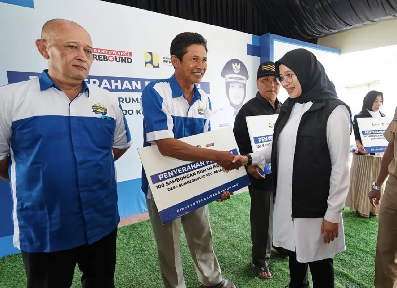 Bupati Banyuwangi Ipuk Fiestiandani saat menyerahkan bantuan SR, untuk enam desa di sela program Bunga Desa (Bupati Ngantor di Desa) di Kecamatan Bangorejo. SP/ BYW