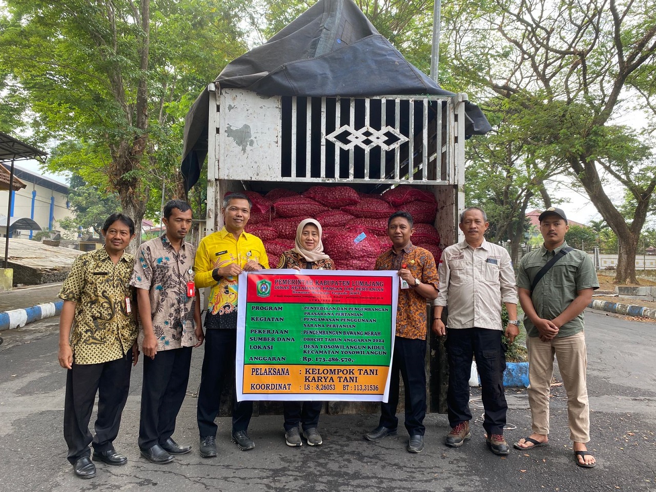 Bantuan bibit bawang merah yang disalurkan DKPP Lumajang kepada kelompok tani di Desa Yosowilangun Kidul. SP/ LMJ