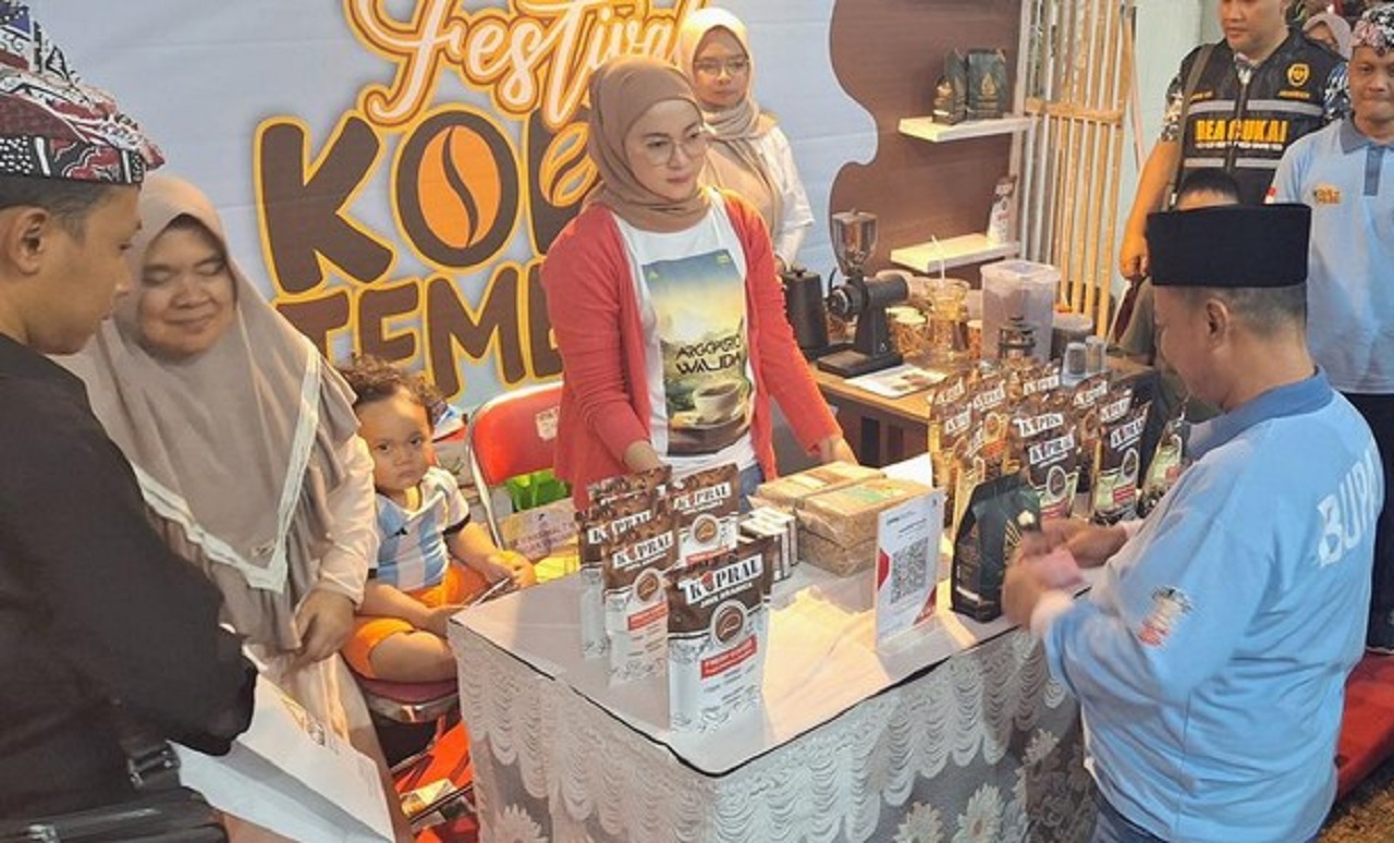 Bupati Situbondo Karna Suswandi saat mengunjungi stan kopi dalam acara Festival Kopi dan Tembakau 2024. SP/ JKT