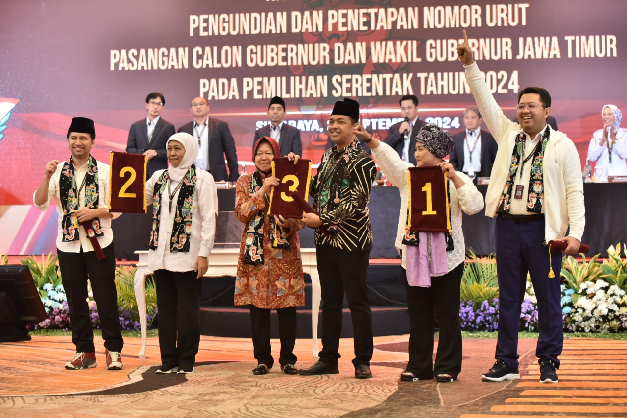 Terlihat, paslon cagub-cawagub Jatim Luluk-Lukman mendapat nomor urut 1, lalu paslon petahana Khofifah-Emil mendapat nomor urut 2 dan paslon yang diusung PDIP, Risma-Gus Hans mendapat nomor urut 3 dalam kontestasi Pilgub Jatim 2024, di Hotel Mercure Grand