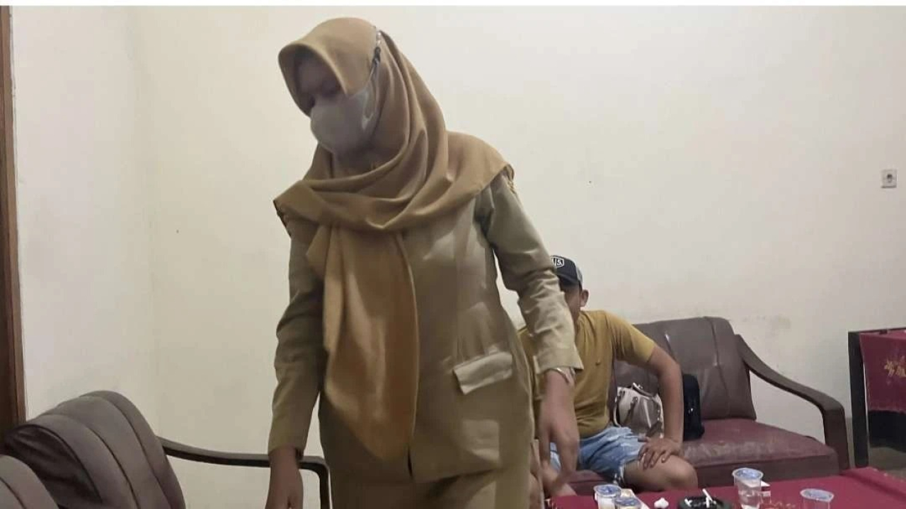 RP, PNS Pemkab Mojokerto yang digerebek suaminya sendiri usai kedapatan selingkuh dengan pria lain, akhirnya dipecat oleh Bupati Mojokerto Ikfina Fahmawati.