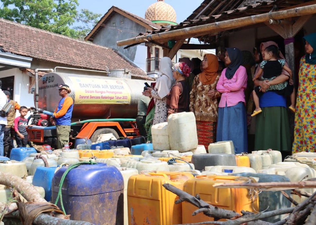 Ilustrasi. BPBD Malang saat menyalurkan bantuan air bersih ke sejumlah warga yang terdampak kekeringan. SP/ MLG