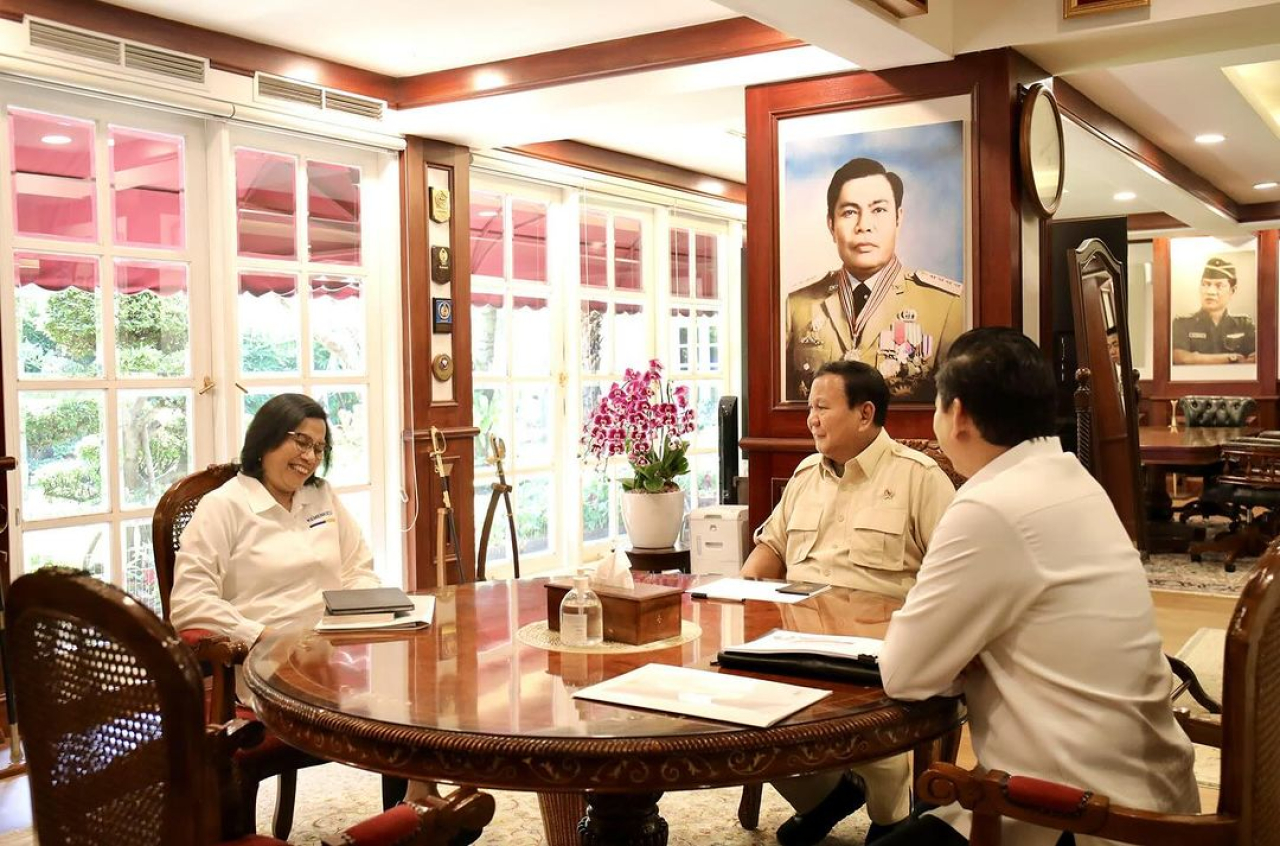 Momen Sri Mulyani ditemani Wakil Menteri Keuangan Thomas Djiwandono, sedang berbincang dengan Prabowo Subianto sebagai presiden terpilih, di kediaman Prabowo di Kertanagera. (foto: instagram @smindrawati)