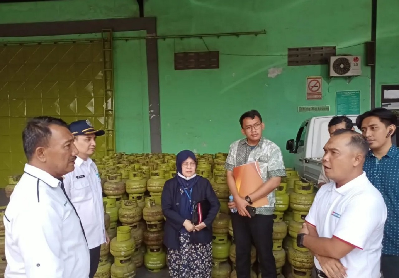 Petugas saat melakukan inspeksi di salah satu agen elpiji di Kabupaten Tulungagung. SP/ TLG