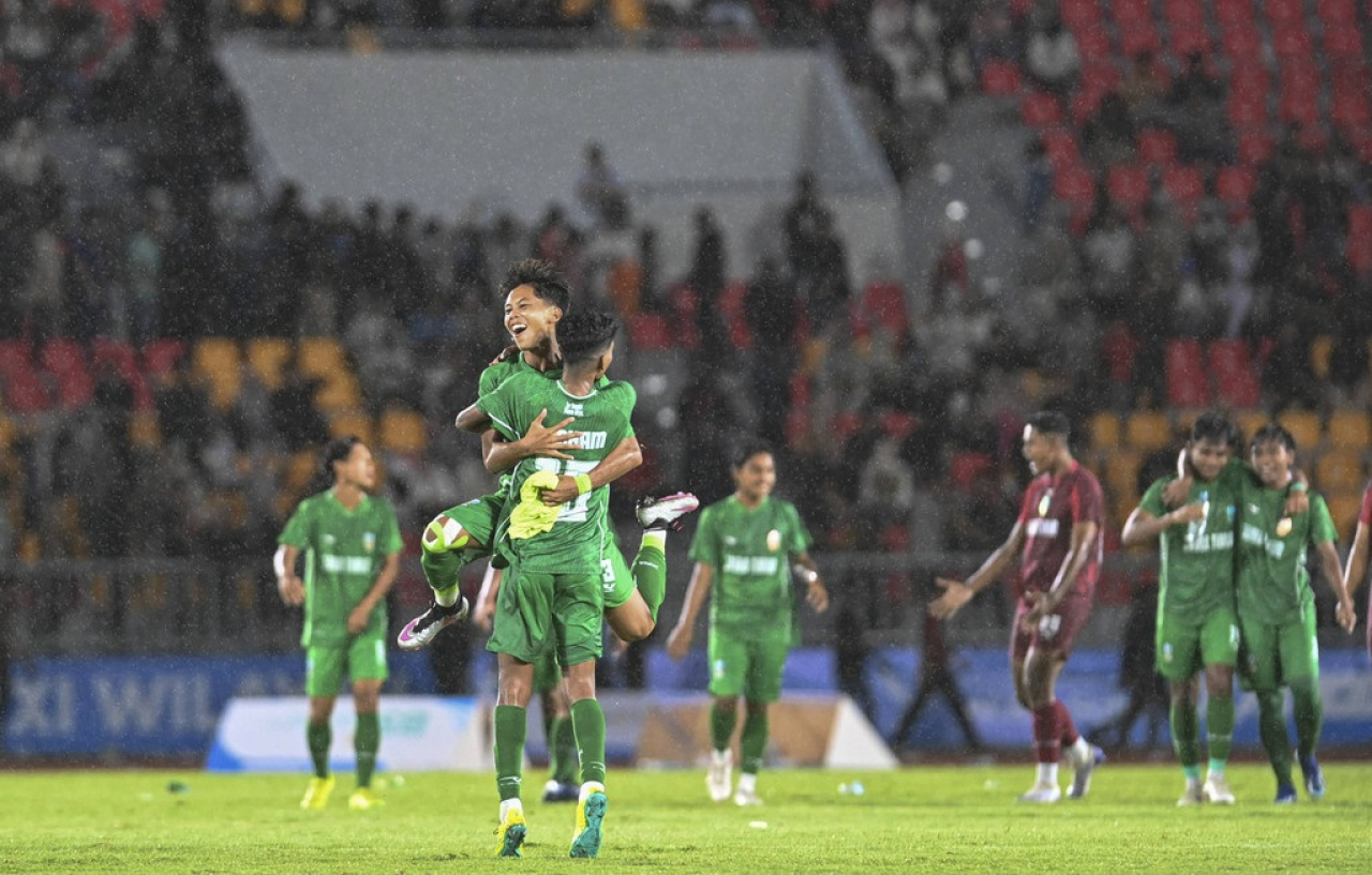 Tim sepak bola putra Jawa Timur usai kalahkan Aceh pada pertandingan semifinal PON XXI Aceh-Sumut 2024 di Stadion Harapan Bangsa, Banda Aceh, Aceh, Senin (16/9/2024).
